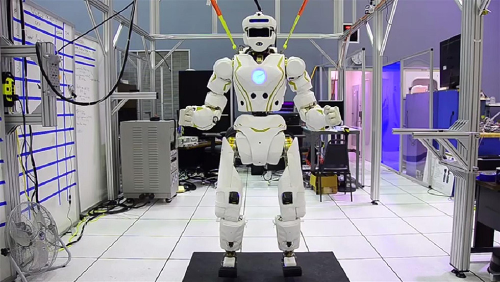 Роботы-гуманоиды-вскоре-посетят-открытый-космос-2